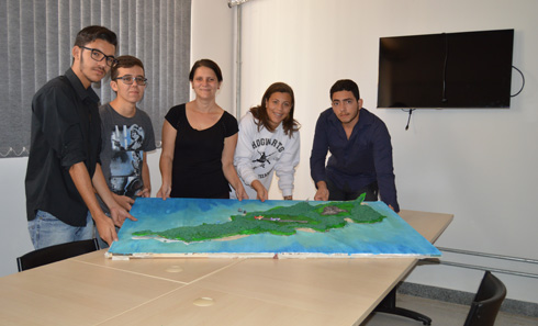   Equipe do Câmpus Valparaíso junto a maquete de Fernando de Noronha (temática ambiental da região) que garantiu o quinto lugar na fase I- etapa II